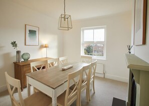 Luxury House | In-room dining - Osborne House (Whitby)