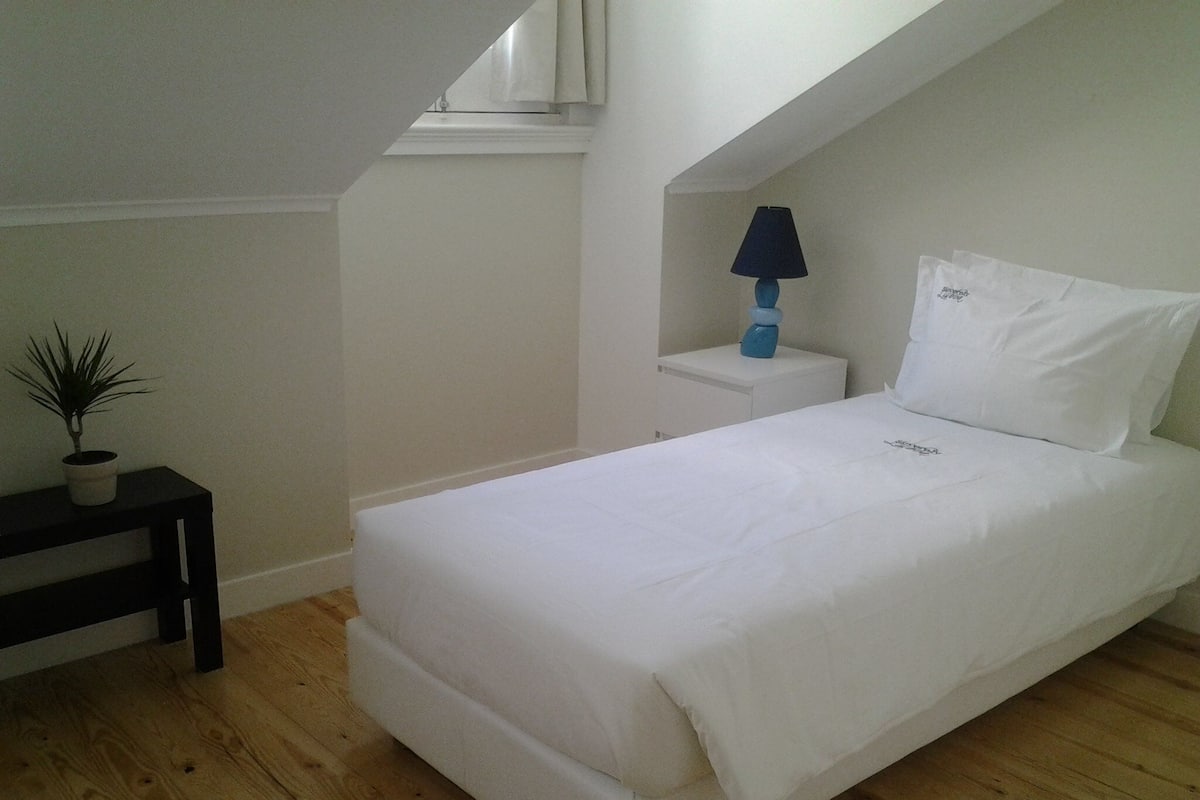 Standaard eenpersoonskamer | Een bureau, gratis wifi, beddengoed