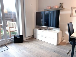 Fernseher, DVD-Player, Stereoanlage