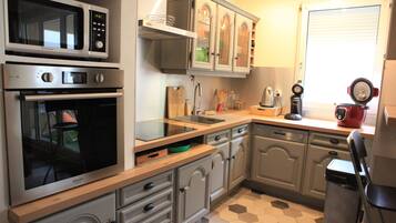 Een koelkast, een microgolfoven, een oven, een kookplaat