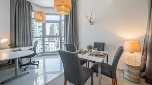 Deluxe appartement, 2 slaapkamers, uitzicht op jachthaven | Dineren op de kamer
