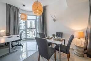 In-room dining - Luton Vacation Homes Marina Residence (Dubai)