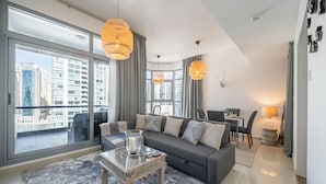 Deluxe appartement, 2 slaapkamers, uitzicht op jachthaven | Woonkamer | Lcd-televisie