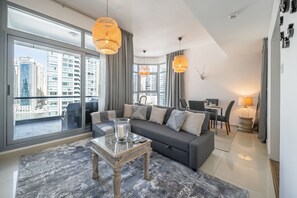 Apartament Deluxe, 2 dormitoris, vistes al port esportiu | Sala d'estar | Televisor LCD 