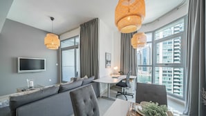 Deluxe appartement, 2 slaapkamers, uitzicht op jachthaven | Woonkamer | Lcd-televisie