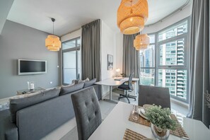 디럭스 아파트, 침실 2개, 마리나 전망 | 거실 | LCD TV