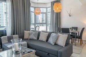 Appartement Deluxe, 2 chambres, vue sur la marina | Salle de séjour | Téléviseur ACL