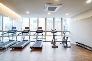 A gym with treadmills, elliptical machines, and dumbbells. - Lavi de Atlan Hotel (Busan)