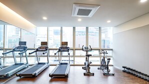 A gym with treadmills, elliptical machines, and dumbbells. - Lavi de Atlan Hotel (Busan)