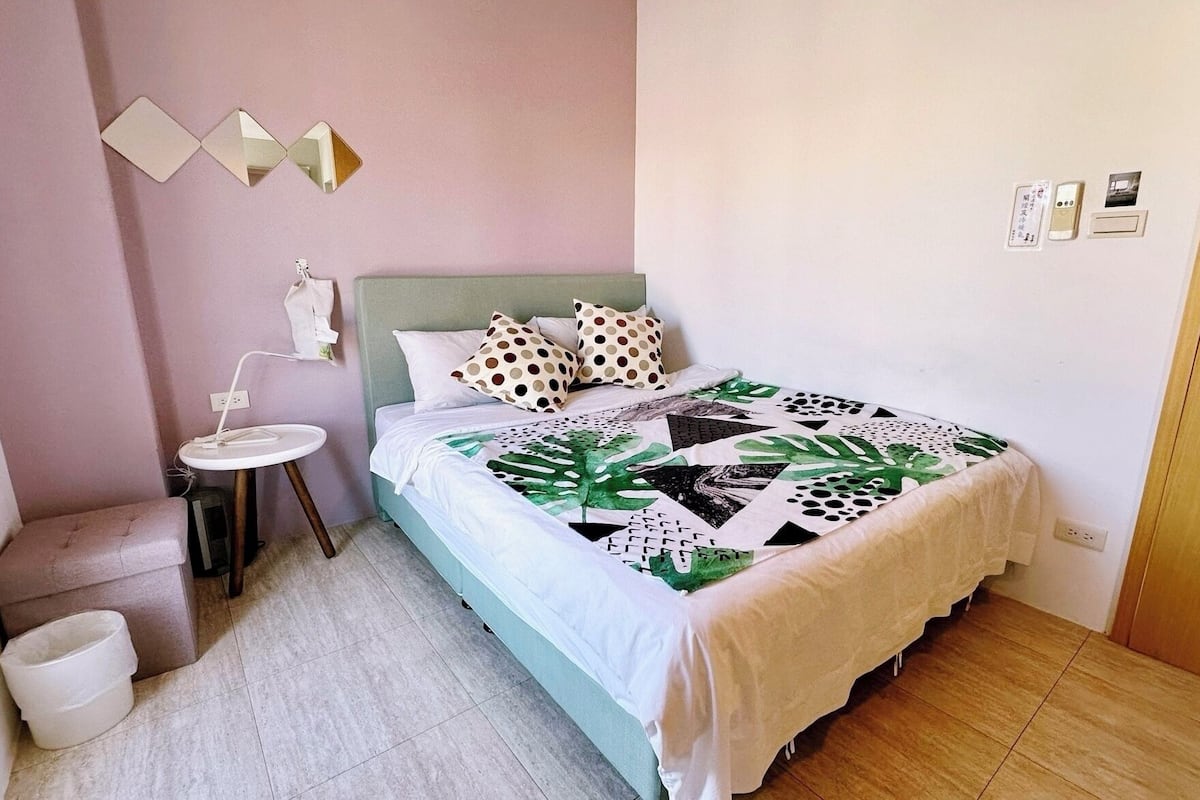 Business Single Room | Blackout drapes, soundproofing, free WiFi, bed sheets