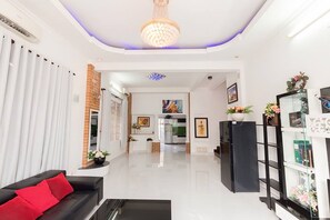 Premier Villa | Living room | Flat-screen TV - Tran Duy City Villa 2 (Ho Chi Minh City)