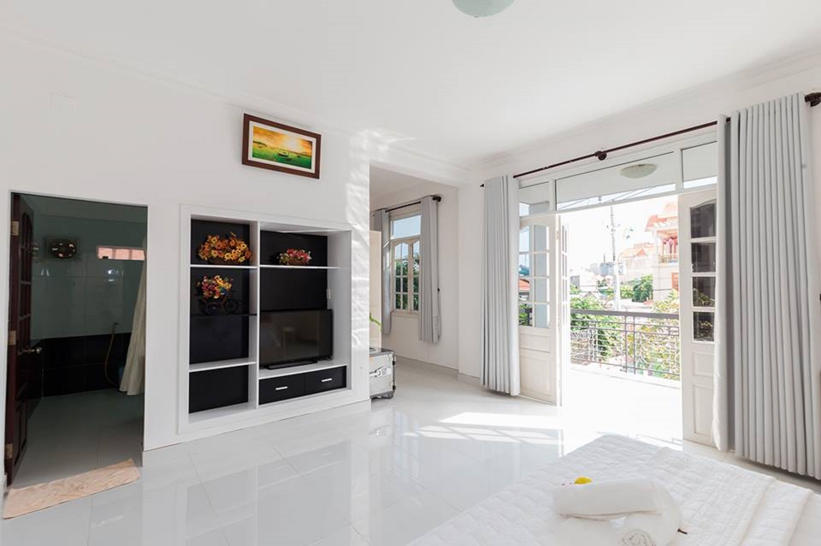 4 bedrooms, individually decorated, individually furnished, desk