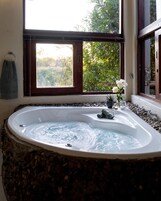 Deluxe Double Room | Bathroom | Free toiletries, hair dryer, towels, soap