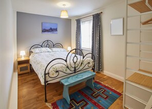 Apartemen | 1 kamar tidur, seprai premium, dan ruang kerja ramah laptop
