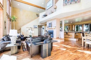 Een televisie en een open haard