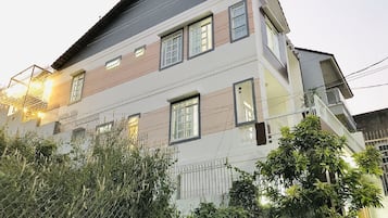 Bagian depan properti - sore/malam