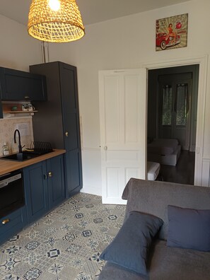 1 habitación, tabla de planchar con plancha y internet 