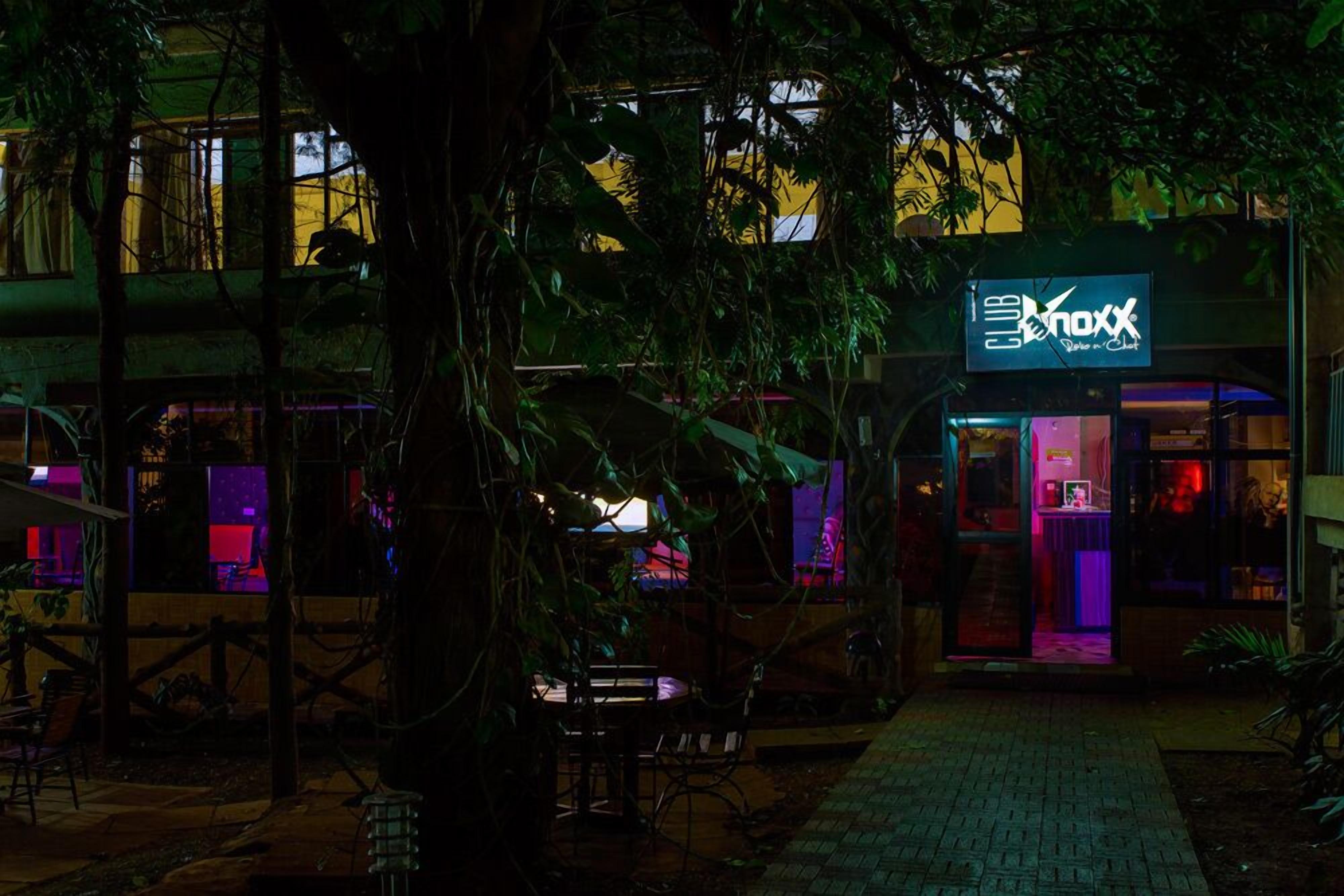 3 bars/lounges