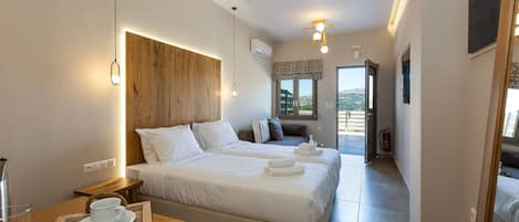 Apartment (Daphne) | Individually decorated, soundproofing, iron/ironing board, free WiFi