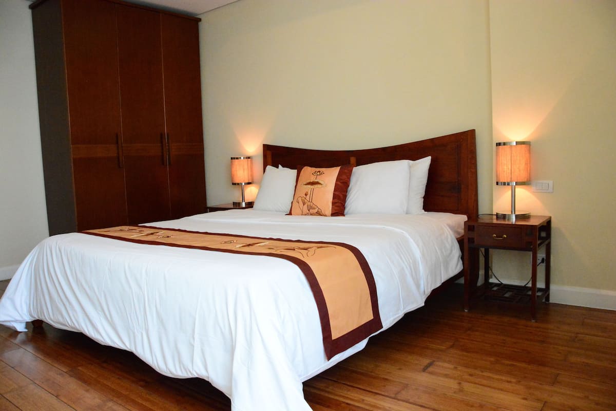 2 bedrooms, in-room safe, desk, blackout drapes