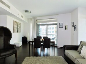 Appartement Deluxe | Salle de séjour | Téléviseur