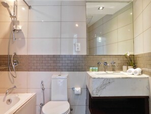Deluxe-Apartment | Badezimmer | Duschwanne, Regendusche, Haartrockner, Handtücher