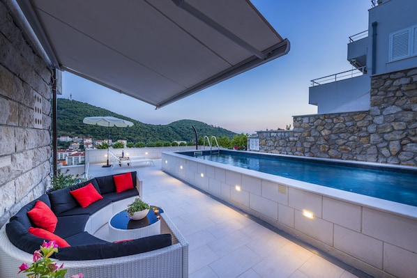 Kauden mukainen ulkouima-allas, aurinkovarjoja, aurinkotuoleja