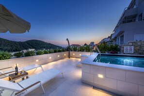 Piscine extérieure (ouverte en saison), parasols de plage