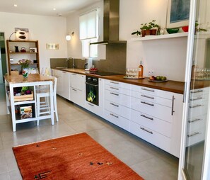 Fridge, microwave, oven, stovetop - Villa in a privileged setting with every comfort (Cabrières-d'Avignon)