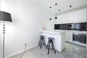 Apartamento, 1 quarto, vista para a piscina | Cozinha privada | Geladeira, fogão, cooktop, cafeteira/chaleira