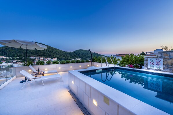 Piscina externa sazonal, guarda-sóis, espreguiçadeiras