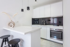 Appartement, 1 slaapkamer, uitzicht op zwembad | Woonruimte | Een flatscreentelevisie