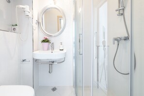 Quarto casal panorâmico | Banheiro | Chuveiro, secador de cabelo, toalhas de banho, sabonete