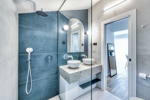 Leilighet – deluxe, delvis sjøutsikt | Bad | Dusj, hårføner, håndklær og såpe
