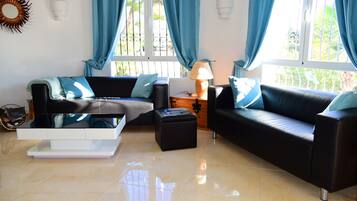 Una televisión, una chimenea