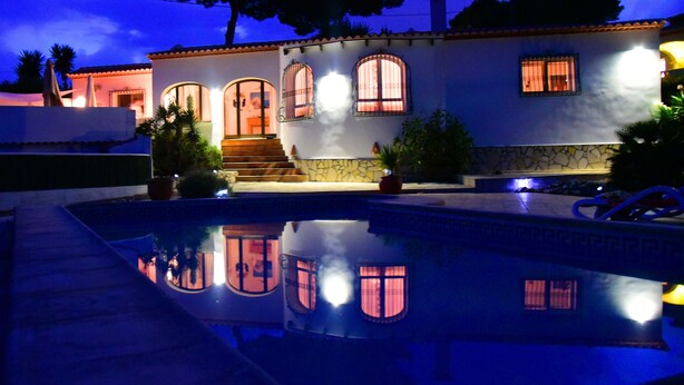 A house with a swimming pool, a staircase, and a well-lit entrance. - Villa Bienestar Jávea with pool (Xàbia)