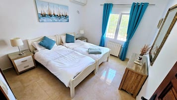 2 slaapkamers, een kluis op de kamer, een bureau