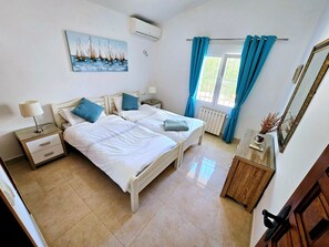 2 عدّة غرف نوم وخزنة داخل الغرفة ومكتب ومكواة/لوح كي