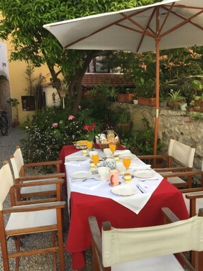 Free daily full breakfast