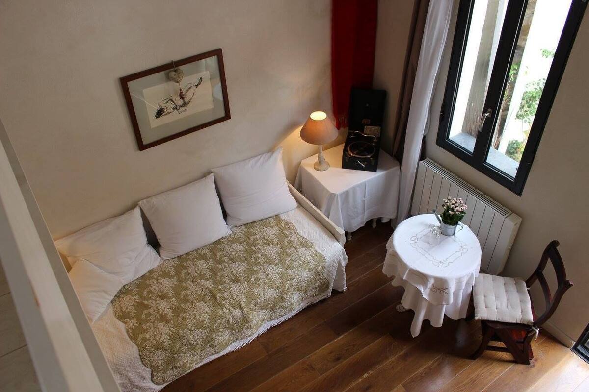 Suite (Lin Clair) | Living room | Flat-screen TV