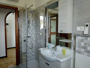 Apartment, 1 Schlafzimmer | Badezimmer | Dusche, Haartrockner, Bidet, Handtücher