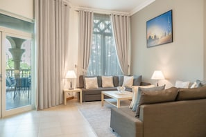 Deluxe Apartment | Living room | TV