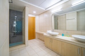 Deluxe Apartment | Bathroom | Combined shower/tub, rainfall showerhead, hair dryer, towels