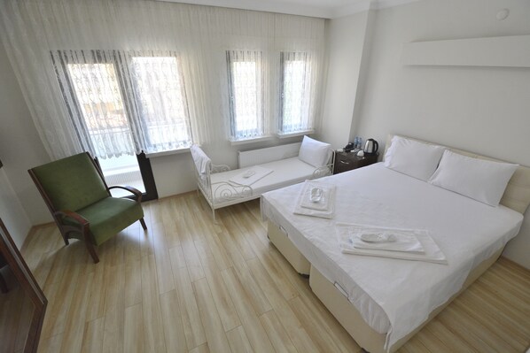 Minibar, meja kerja, ruang kerja ramah laptop, dan tirai kedap cahaya