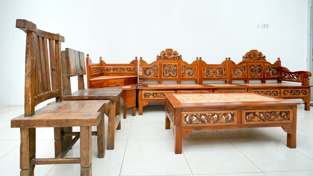 A room with a wooden bed, a wooden chair, and a wooden table. - Hotel O Choco 88 Residence (Dringu)