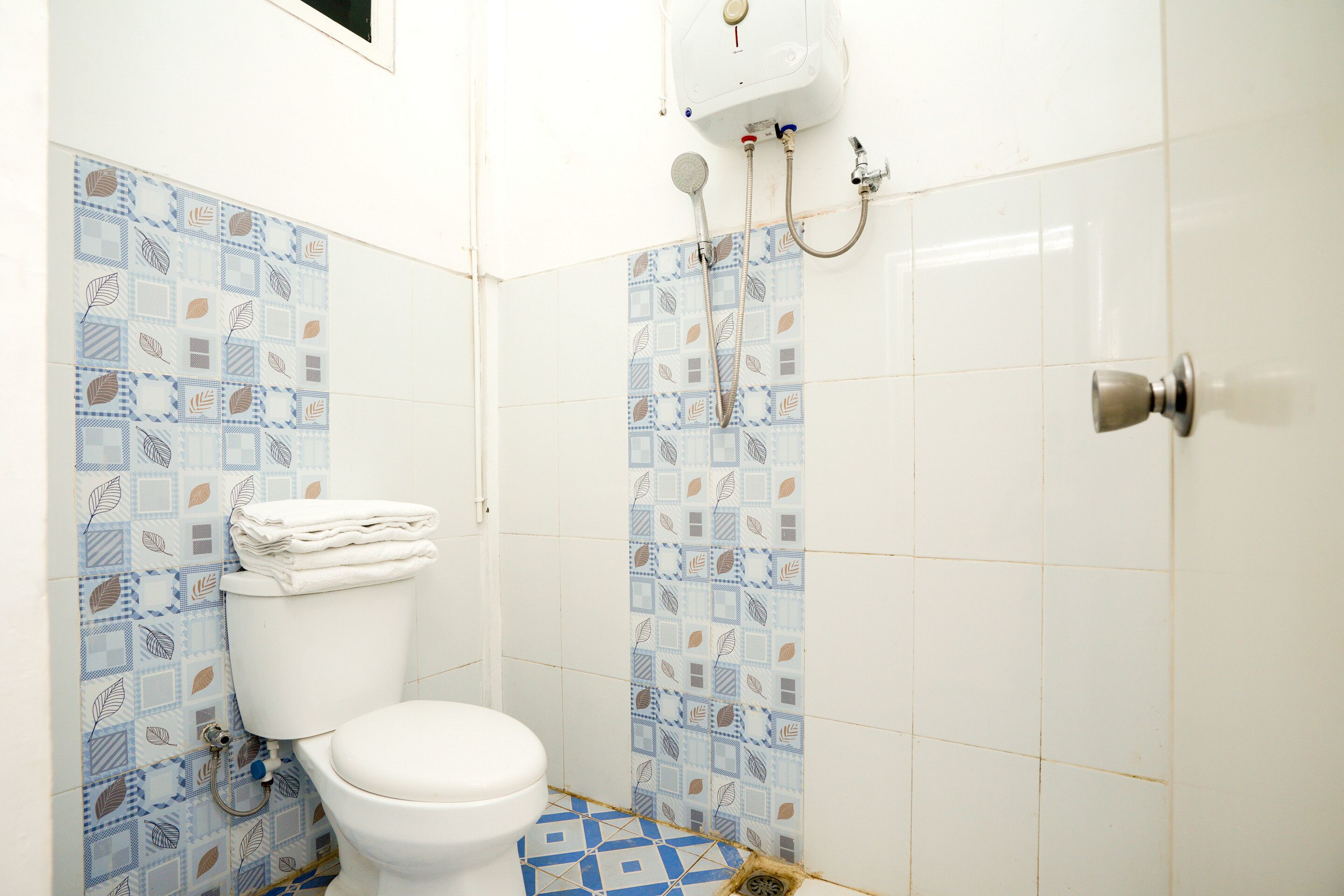 Standard Double Room | Bathroom | Shower, towels