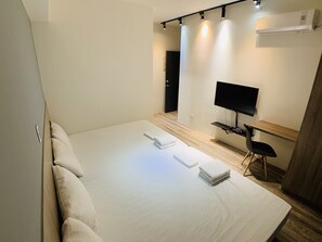 Een bureau, verduisterende gordijnen, gratis wifi, beddengoed