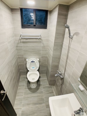 Suihku, ilmaiset hygieniatuotteet, hiustenkuivaaja, tohvelit