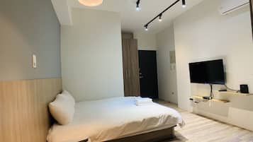 City Double Room | Desk, blackout drapes, free WiFi, bed sheets