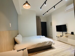 City tweepersoonskamer | Een bureau, verduisterende gordijnen, gratis wifi, beddengoed